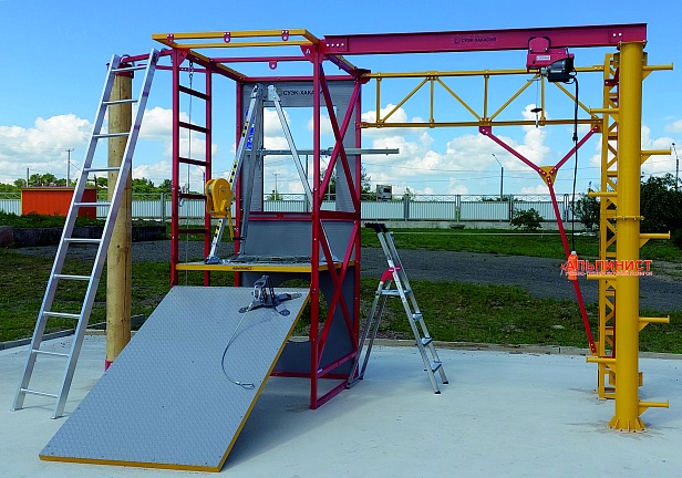 г. Черногорск. С целью обеспечения безопасной работы своих сотрудников ООО "ХУЭК-ХАКАСИЯ" установила тренировочный полигон "Альпинист 02-02" для повышения навыков специалистов